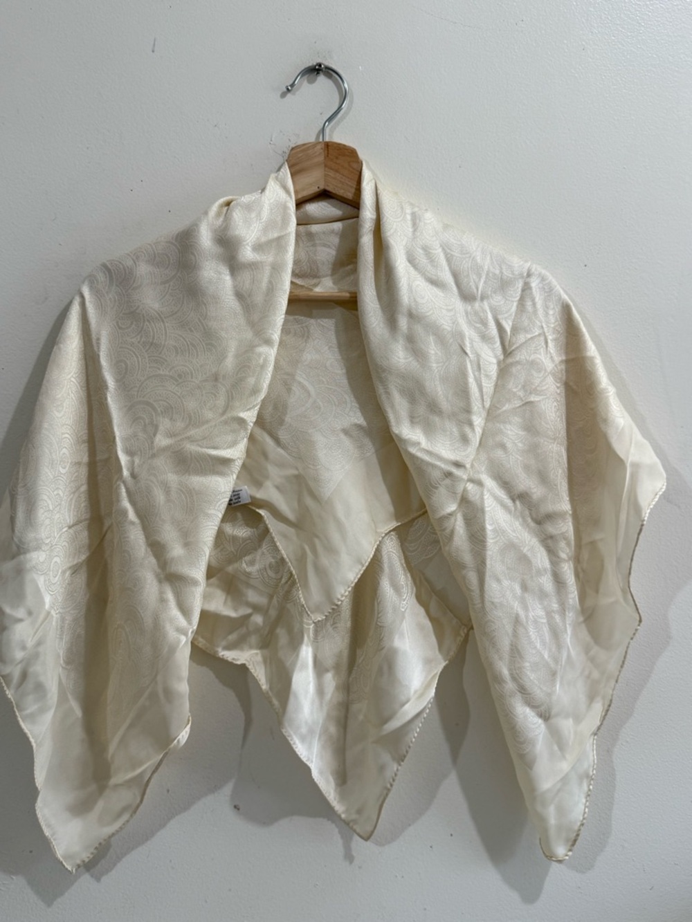 nelloyage à sec dry clean only Elegant Cream Satin Shawl Wrap